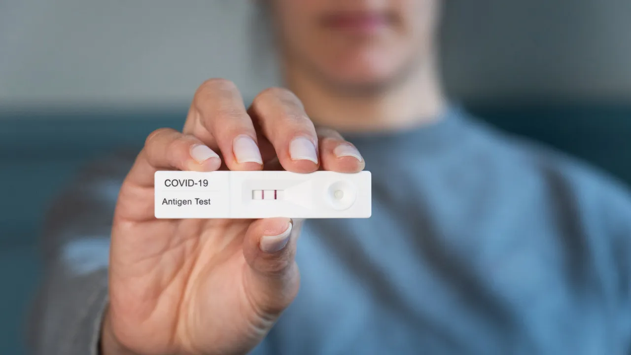 A nova variante de Covid-19 que escapa à imunidade e tem sintoma único