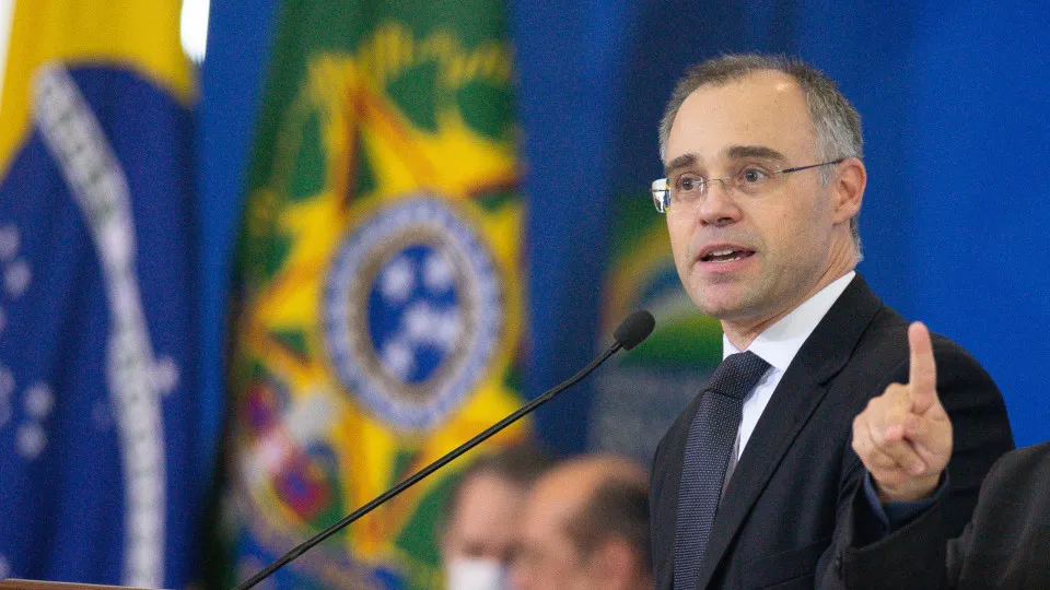 André Mendonça diz que STF deve repensar seu papel atual de processar e julgar crimes