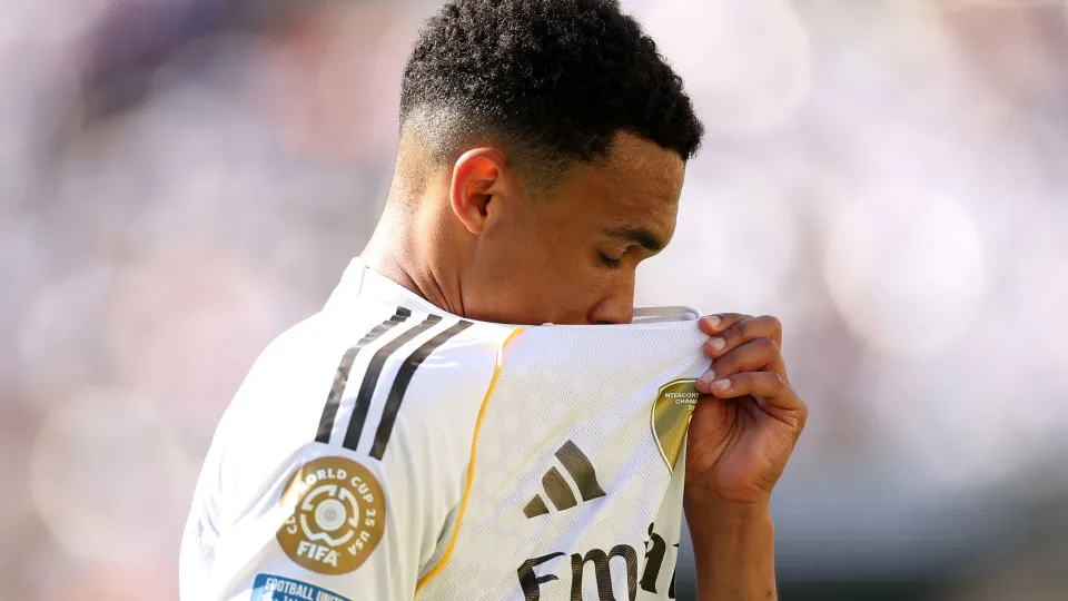 Alexander-Arnold "destroçado" com morte de Diogo Jota: "Era família"
