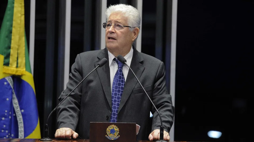 Crítico do PT, Roberto Requião irá filiar-se ao PDT neste mês