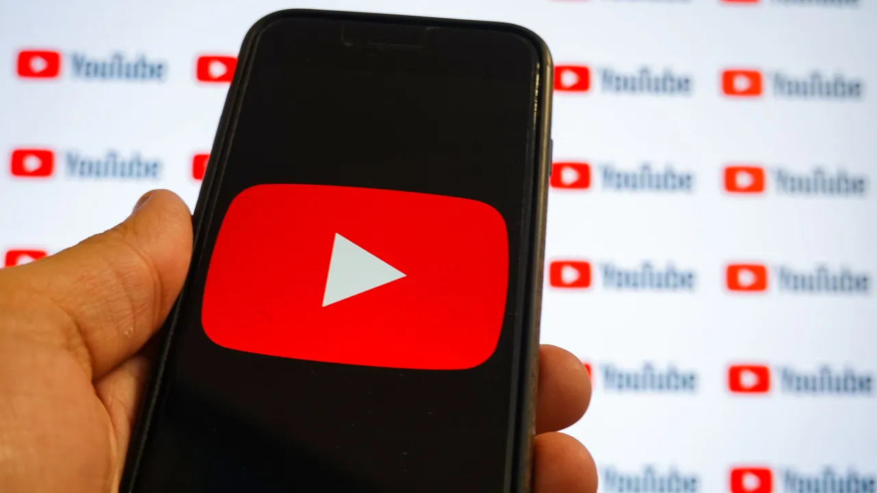 O YouTube declarou 'guerra' a vídeos repetitivos criados com IA