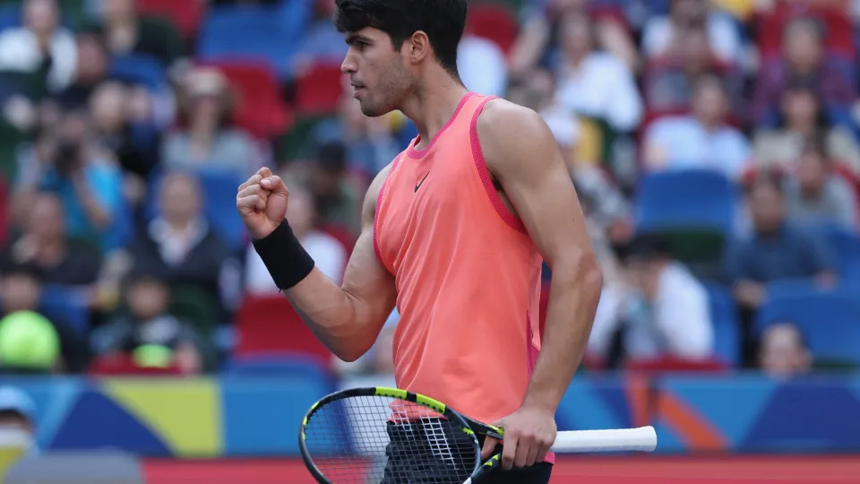 Alcaraz faz pontaços para virar sobre Rublev e vai às quartas em Wimbledon