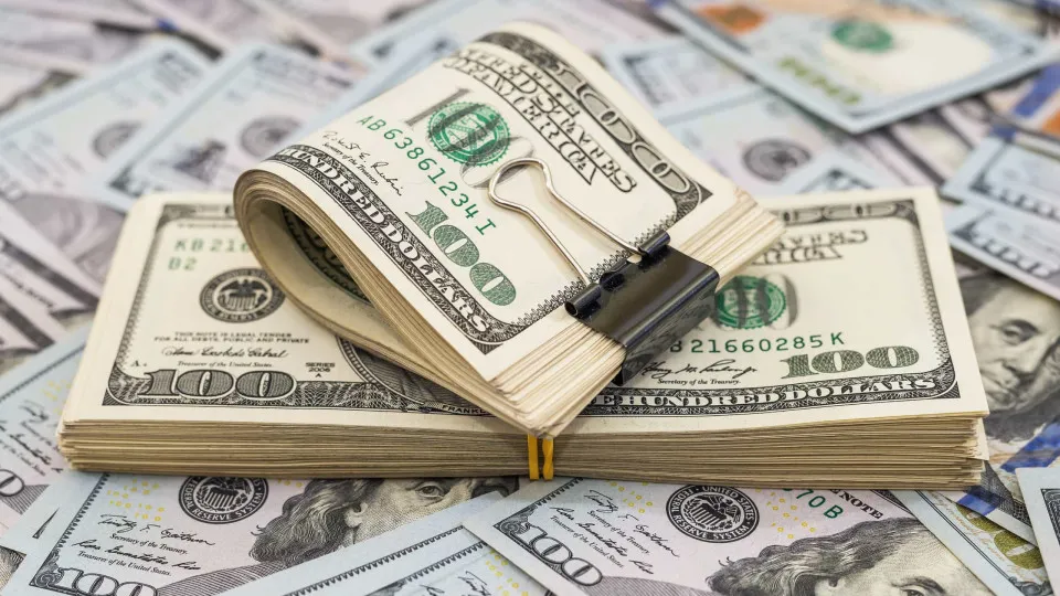 Dólar fecha em forte alta após ameaça tarifária de Trump a países que se alinharem ao Brics