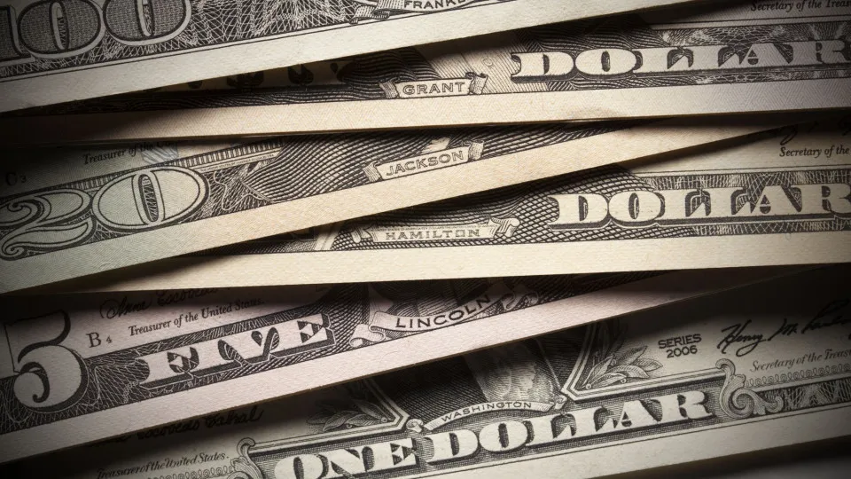 Dólar fecha em queda, a R$ 5,44, após Trump estender prazo para negociações comerciais
