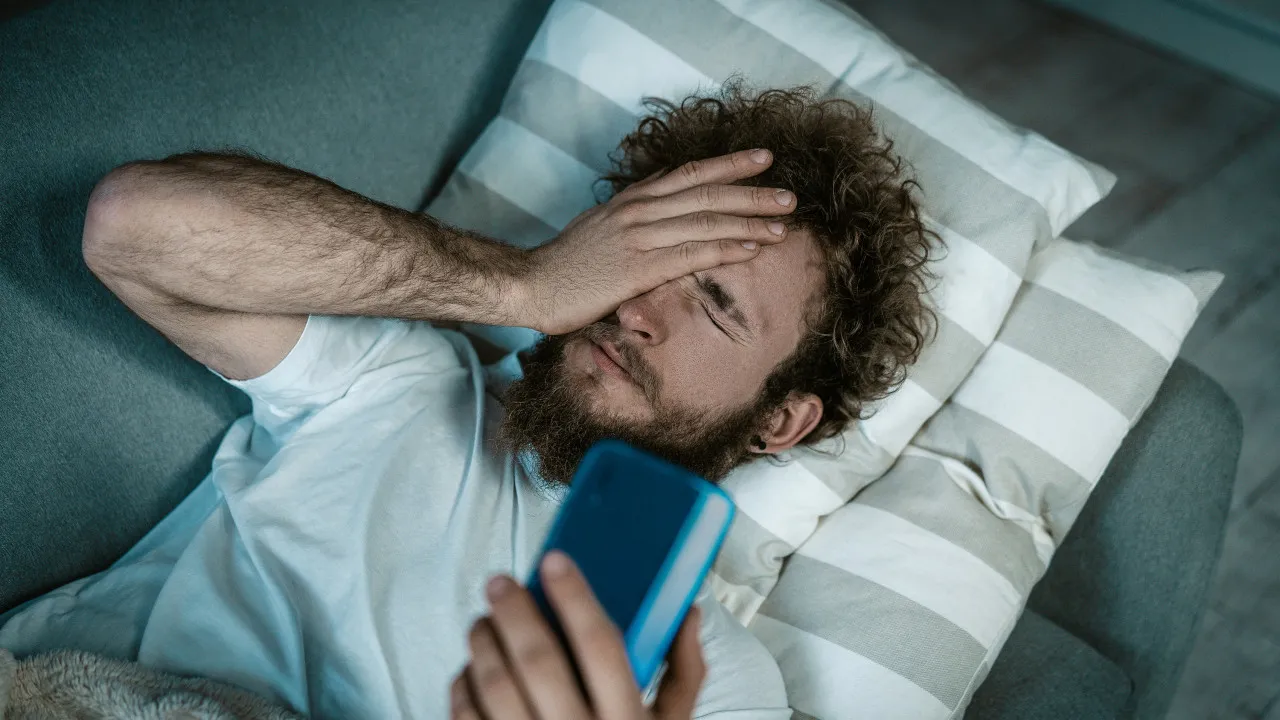 Cinco hábitos matinais que estão prejudicar (e muito) a sua saúde mental