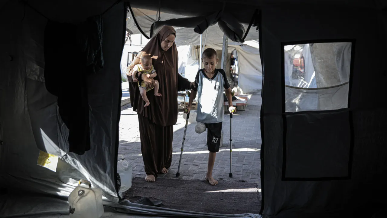 Israel ataca escola e clínica em Gaza e faz dezenas de mortos