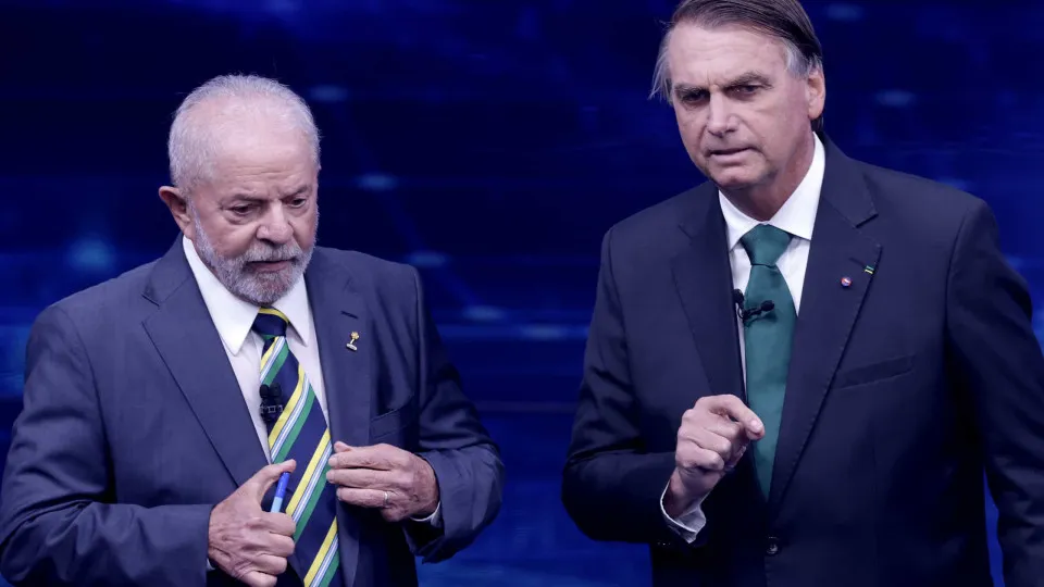 Lula diz que Bolsonaro deve assumir responsabilidade porque concorda com tarifas de Trump