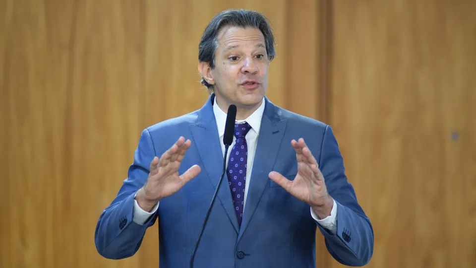 Haddad diz que sobretaxas de Trump são políticas e acusa família Bolsonaro de conspiração