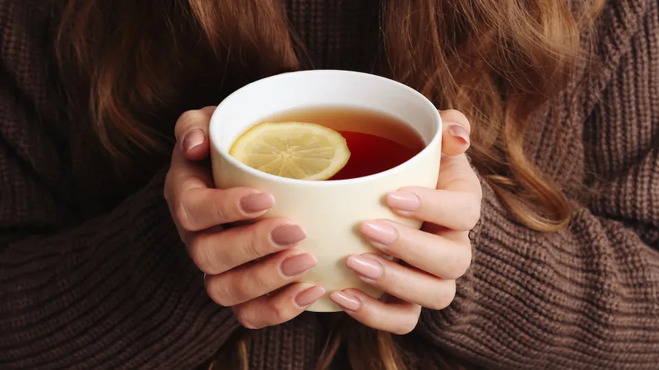 Beber chá muito quente pode aumentar o risco de cancro?