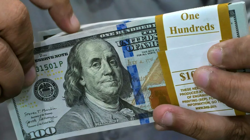 Dólar sobe puxado por exterior, mas perde força com melhora do petróleo