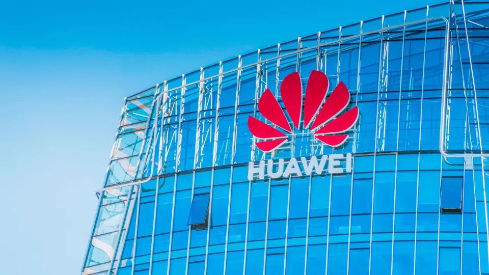 Lucros da Huawei caem 32,2% no 1.º semestre para 4.466 milhões de euros