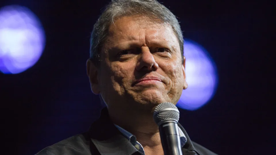Tarcísio dribla agenda de Lula com viagem às pressas para inaugurar praça no interior