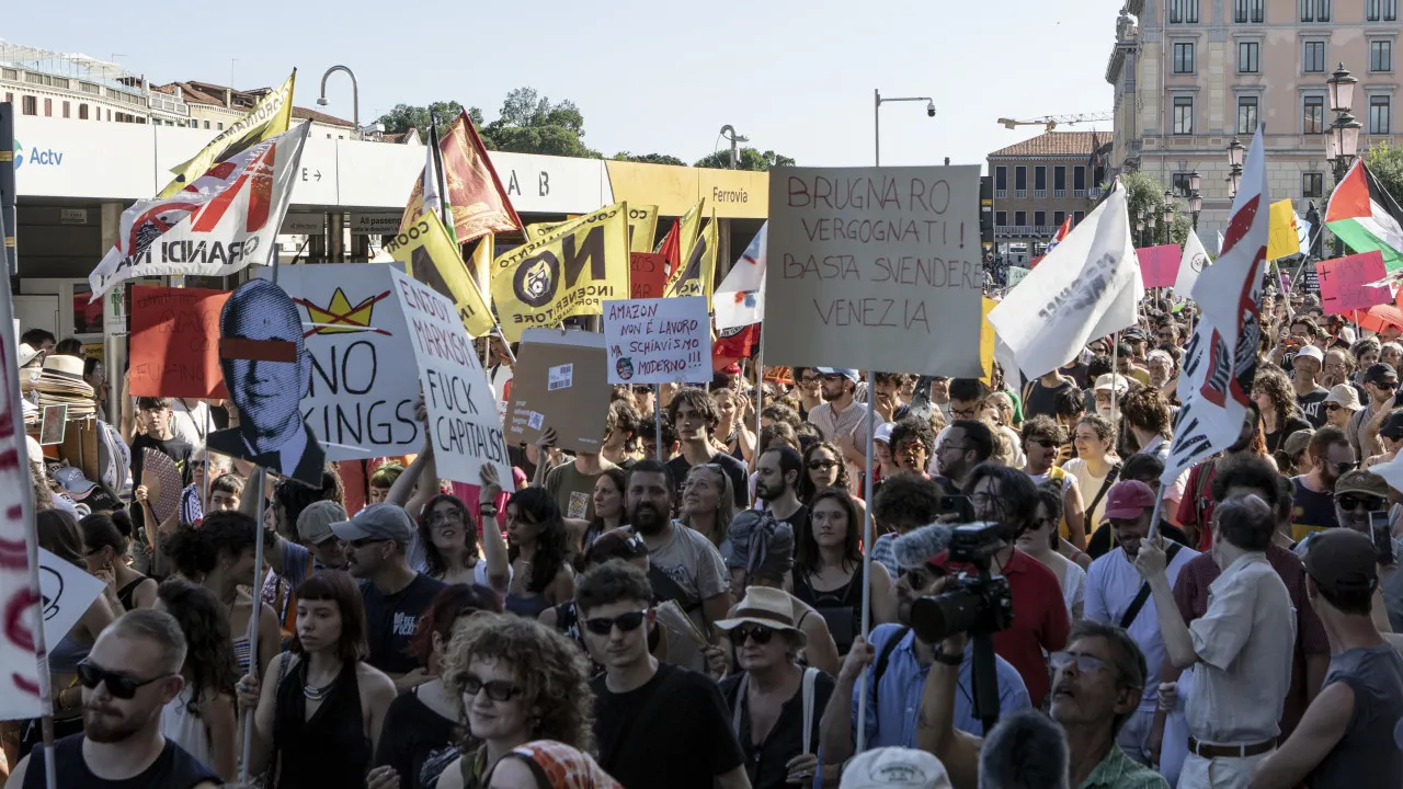 "Beijos sim, Bezos não". Veneza sai à rua contra casamento milionário