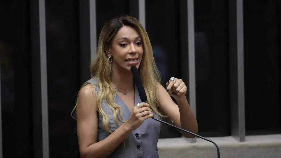 Ministério Público vai ao TCU para investigar maquiadores na assessoria de Erika Hilton